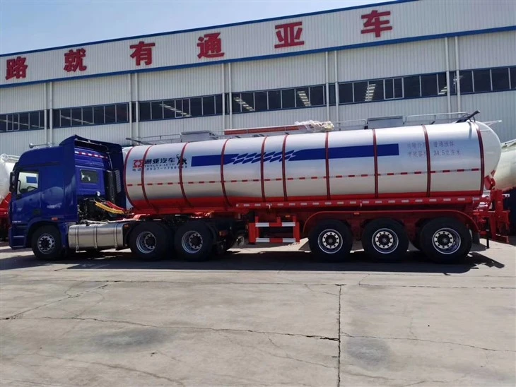 Asfaltový asfaltový cisternový přívěs o objemu 42 000 litrů