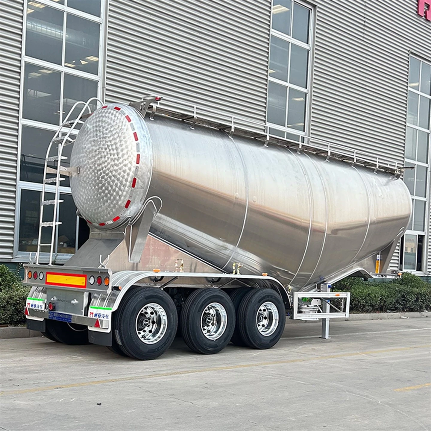 Hliníkový cisternový přívěs na velkoobjemový cement